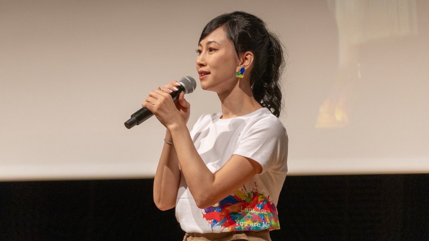 マイクを持って話す吉川聖弓
