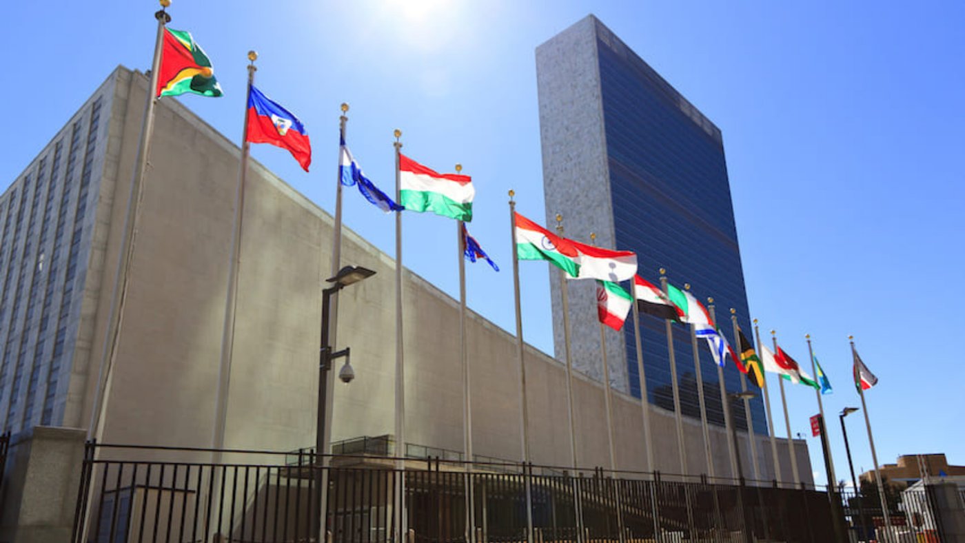 各国の国旗が並ぶニューヨーク国連本部