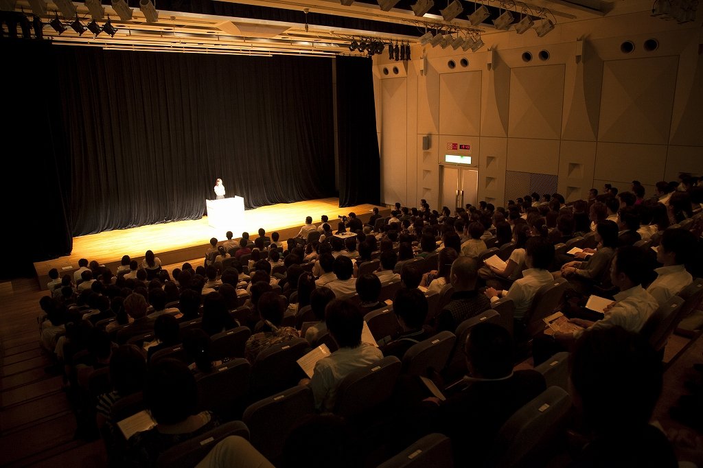 講演会「自分らしく、美しく生きる」の会場の様子