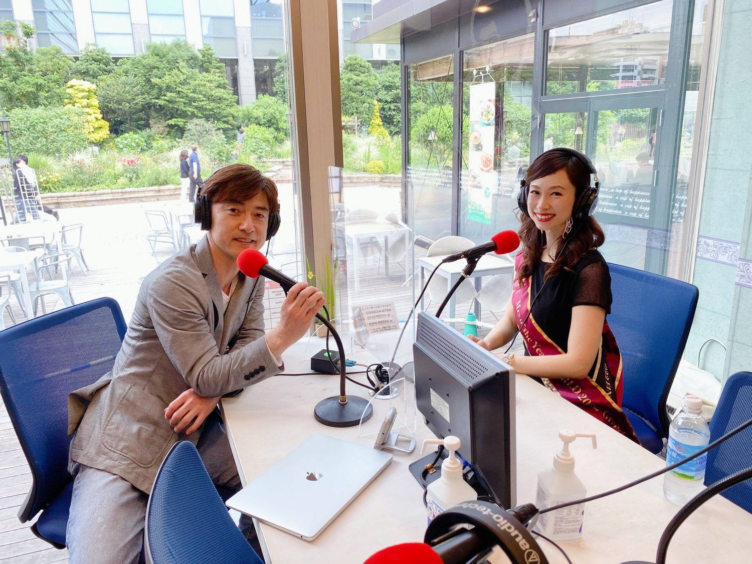 ラジオ番組に出演する吉川聖弓