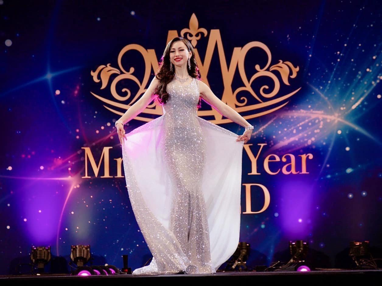 Mrs of the Year WORLD の舞台でドレス姿の吉川聖弓
