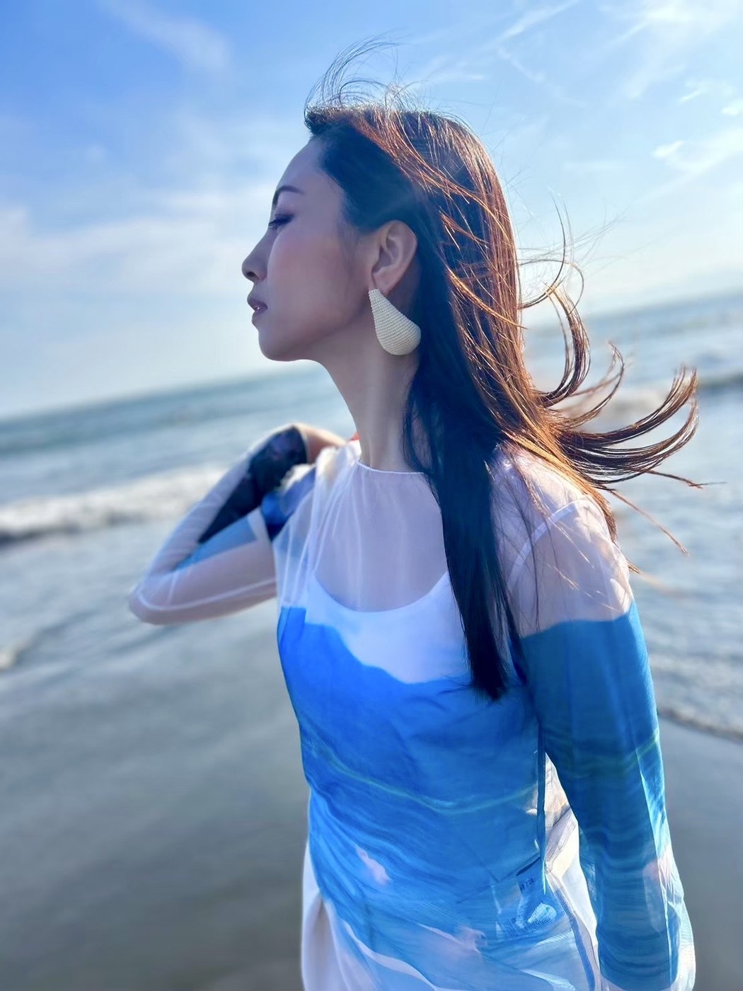 海辺に立つ吉川聖弓のプロフィール写真
