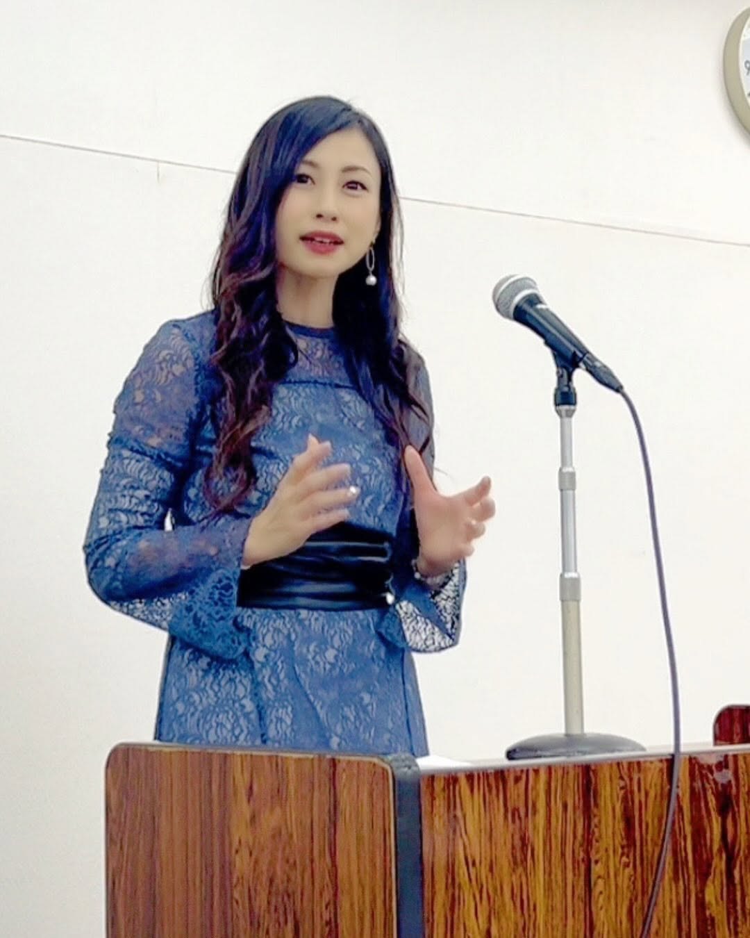 演台に立って話す吉川聖弓