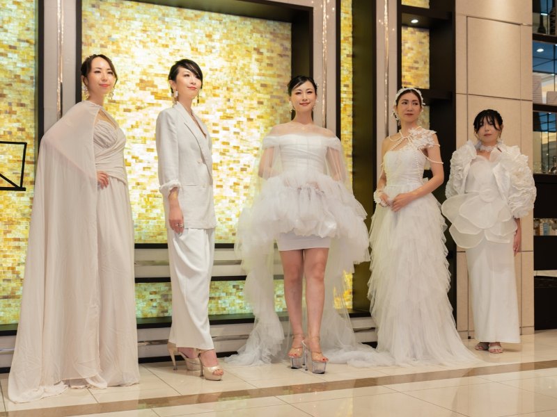 白いドレスで並ぶThe UNVEILのメンバー