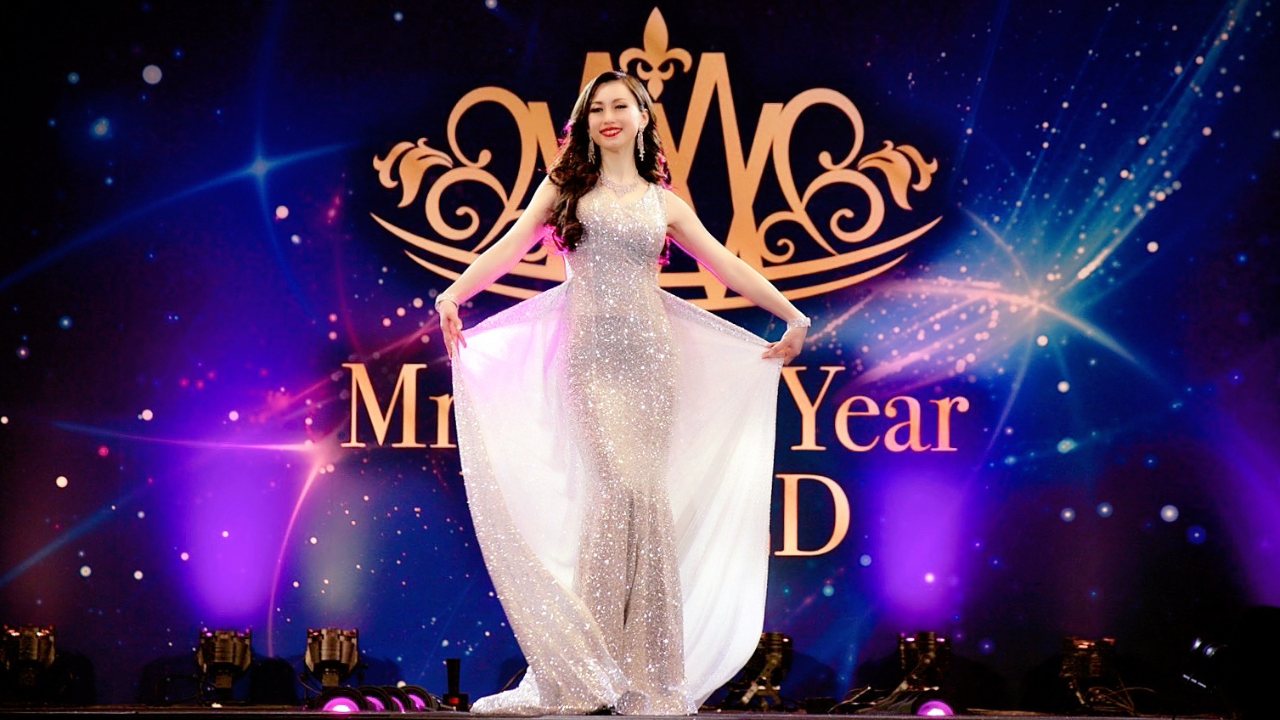 Mrs of the Year WORLD 2022 のステージに立つMasami